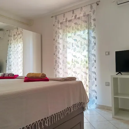 アパート Nela プーラ